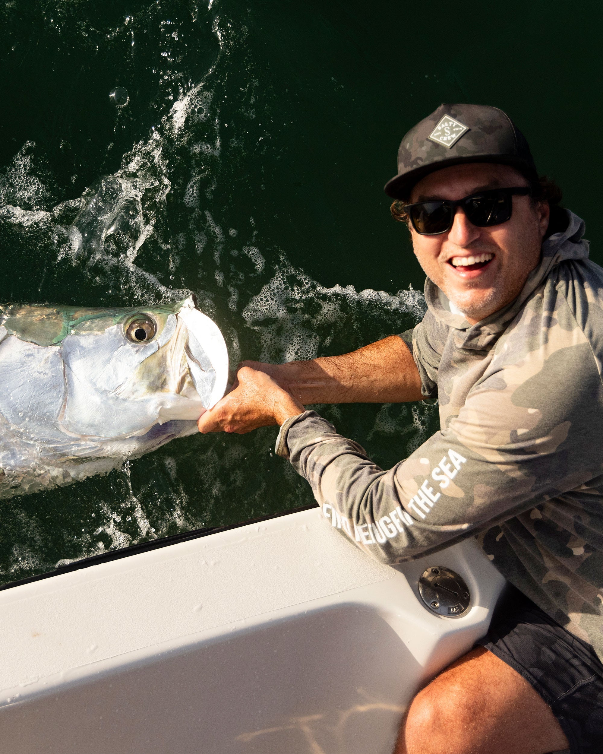 Salty Crew MARINER LITE UV HOOD - Green Camo